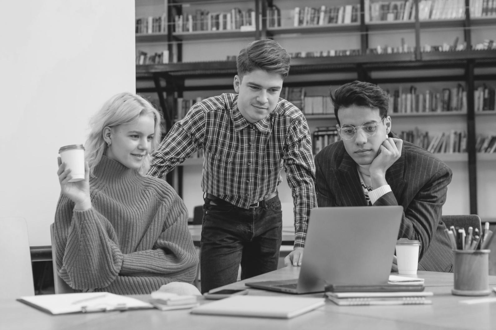 Digitale Finanztools und Lernmaterialien auf einem modernen Arbeitsplatz