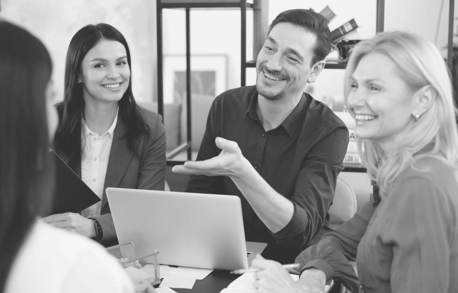 Professionelle Finanzberatung - Taschenrechner und Dokumente auf einem Schreibtisch